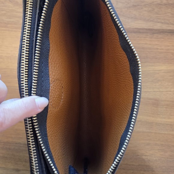 GUESS Triple Zip Pebbled Crossbody Bag – Black Vegan Leather – Adjustable Strap - Picture 6 of 12